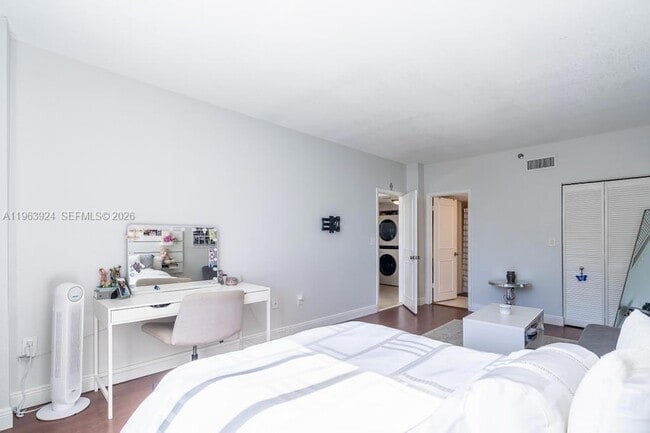 Building Photo - 540 Brickell Key Dr