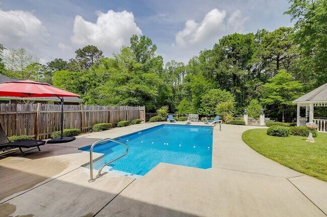 Building Photo - Stunning 4 Bed, 3 Bath Home with Pool in E...