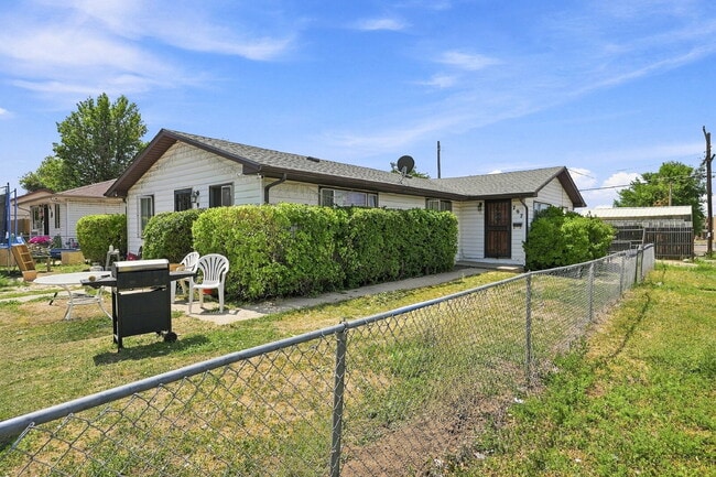 Building Photo - $1,495.95 - 2 Bed, 1 Bath Newly Renovated Duplex Unit!