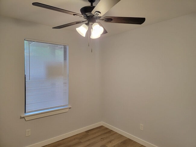 Building Photo - Three bedroom duplex!