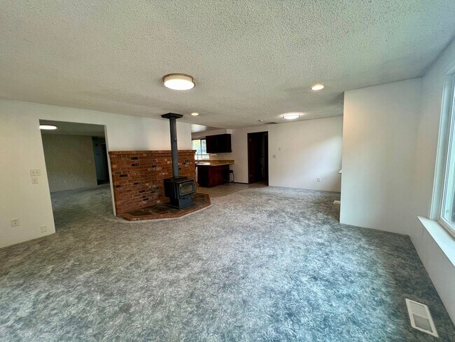 Building Photo - Spacious Home with Outbuildings on 2.3 Acres