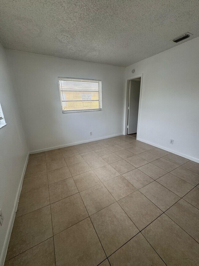 Building Photo - 1480 NW 19th Ct
