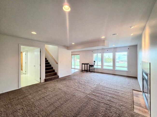 Building Photo - Grandiose Home on 1 Acre -- in East Wenatchee for Rent!!