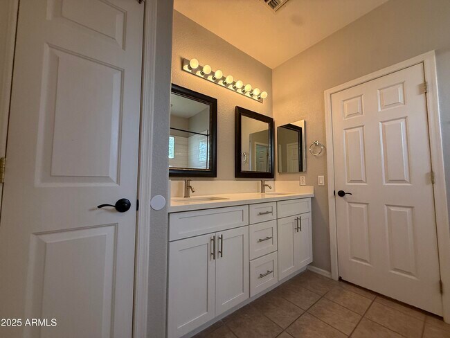 Building Photo - 885 E Cherry Hills Dr