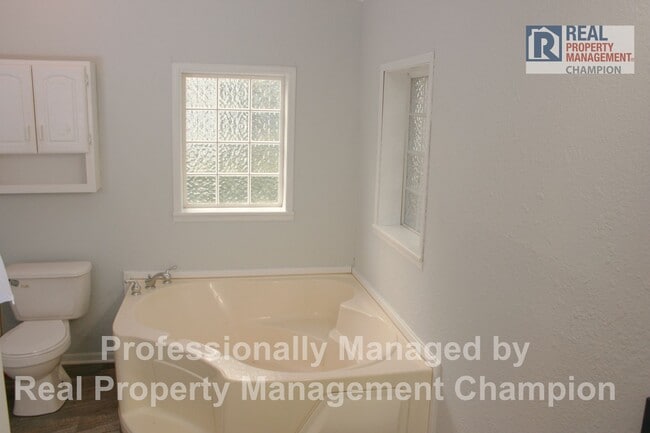 Building Photo - Charming Home in Quiet Neighborhood Near Monkey Junction