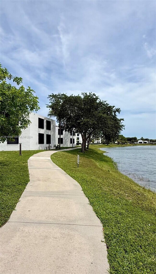 Building Photo - 216 Lake Pointe Dr