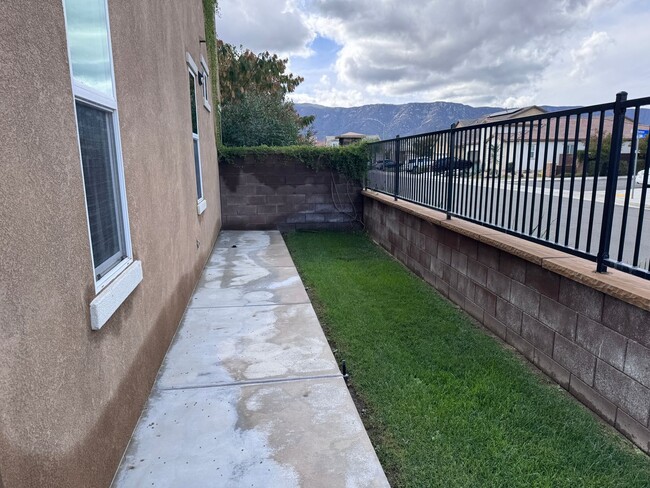 Building Photo - Large Newer Home - 4 Bedroom / 3 1/2 Bath