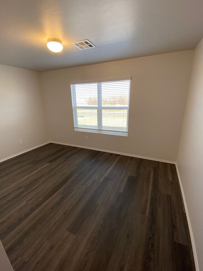 Building Photo - Pre-Leasing Now! Secure This Modern 3-Bedroom, 2-Bathroom Home in Shadow Valley