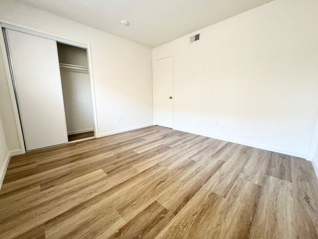 Building Photo - Beautiful First floor 3 bedroom Rose Park ...