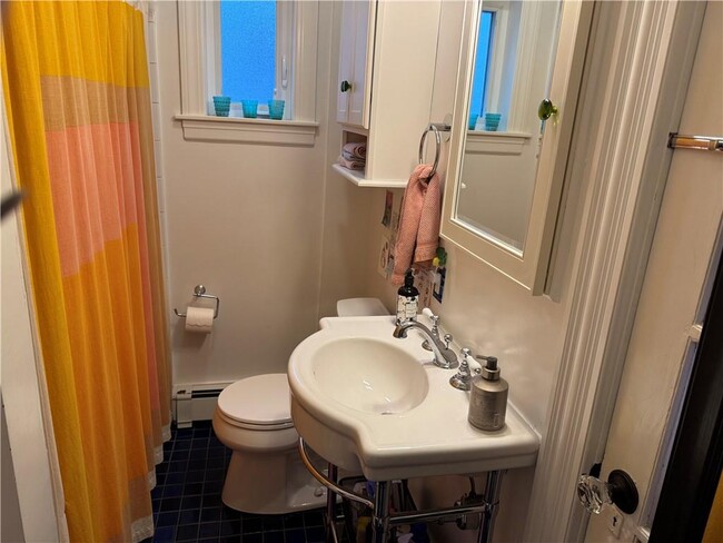 Building Photo - 37 Evergreen St