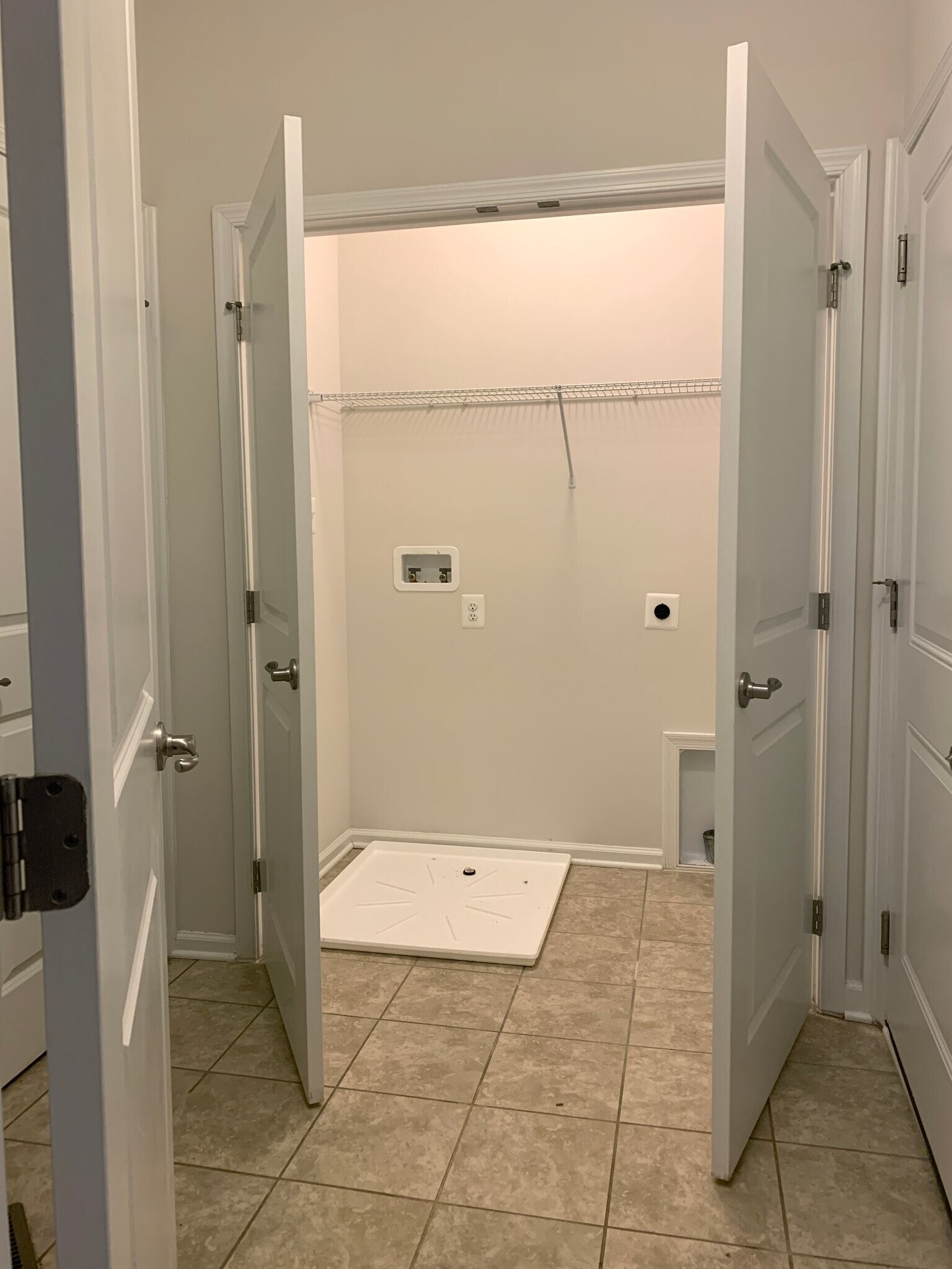 Building Photo - 771 Ravenwood Dr