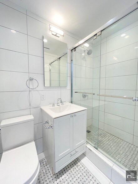 Building Photo - 252 W 76th St