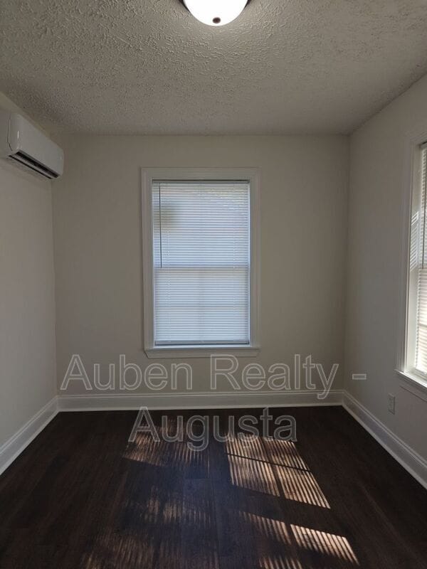 Building Photo - 2524 Rhodes Dr