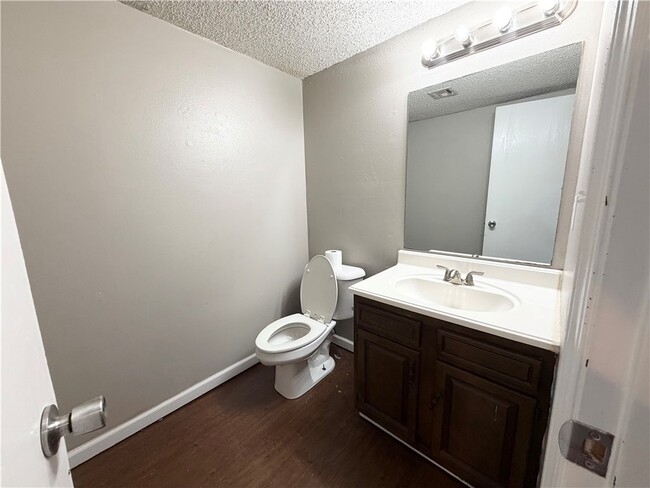Building Photo - 207 White Oak Dr NE