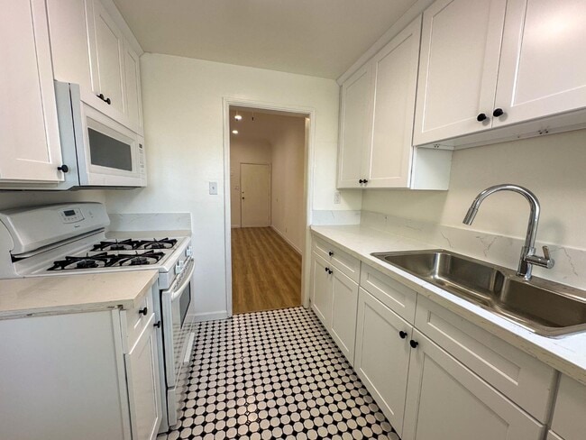 Building Photo - 810 E Chevy Chase Dr