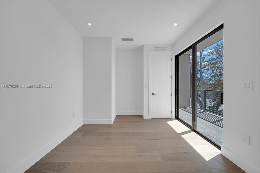 Building Photo - 3327 SW 24th St