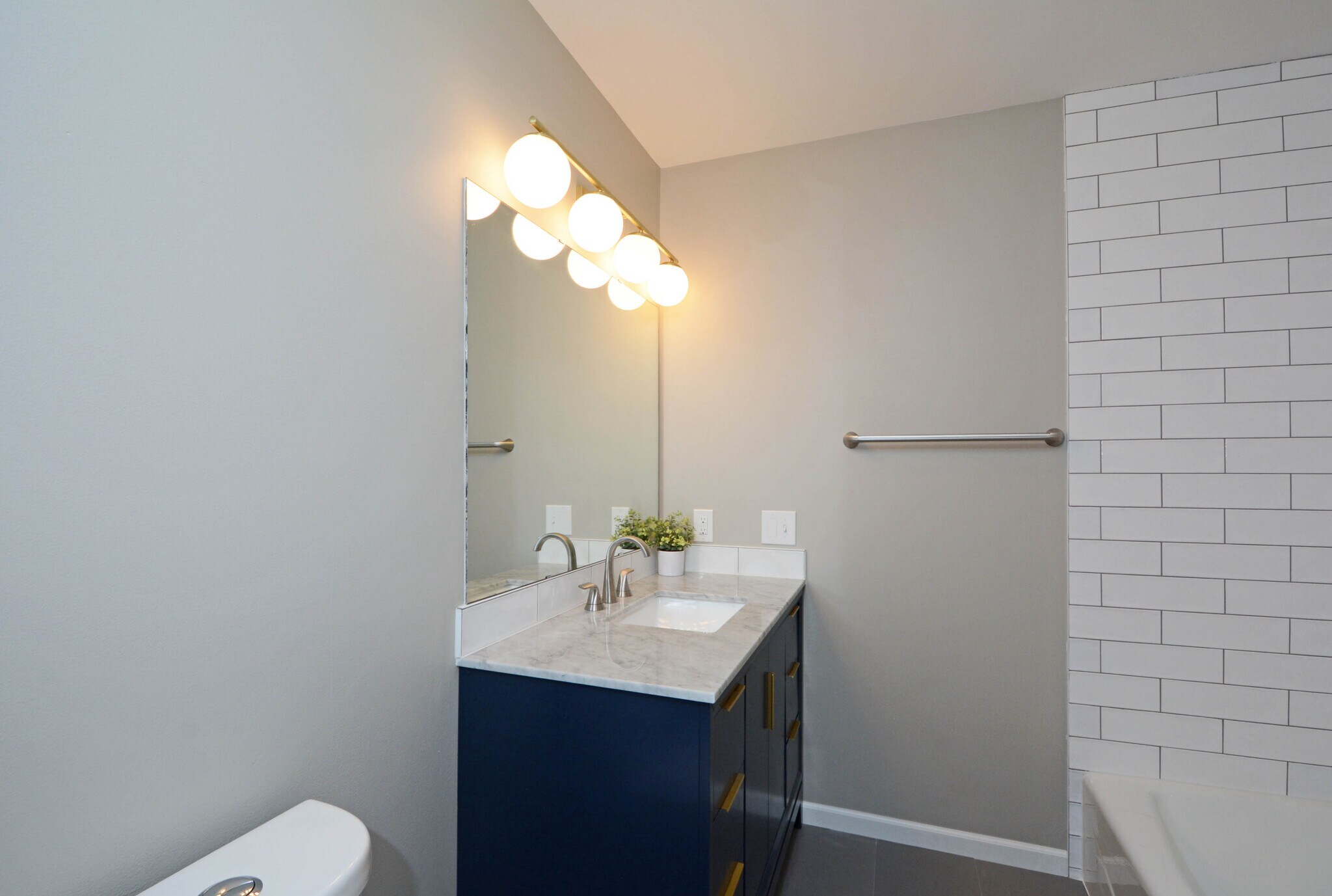 Building Photo - 2838 Kenwood Isles Dr