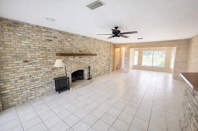 Building Photo - Little Lake Weir Waterfront FENCED 3BR/2BA on 6 Acres with Horse Barn, Private Boat Ramp & Dock