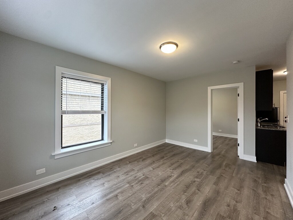 Building Photo - 712 W Brompton Ave