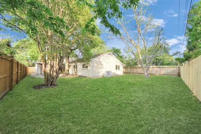 Building Photo - 11923 Briar Forest Dr