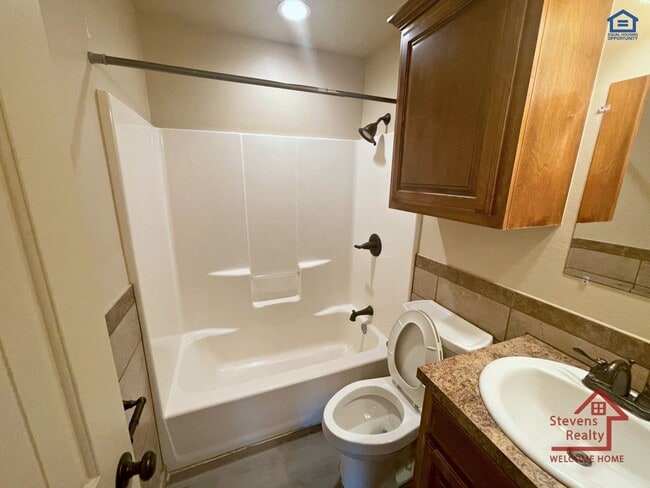 Building Photo - 1604 NW Lindy Ave