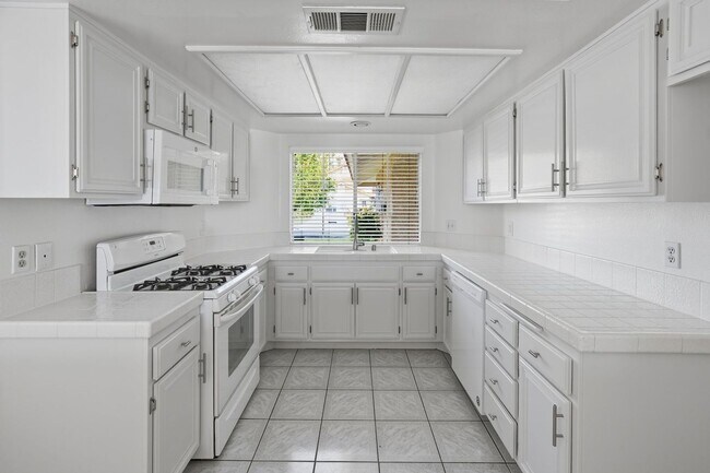 Building Photo - Sparkling Clean 3 Bedroom, 2 Bath Home with a View!