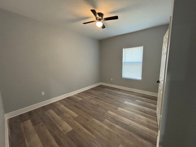 Building Photo - 5 bedrooms!! Remodeled top to bottom!