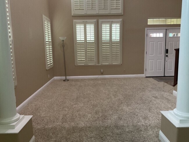 Building Photo - Gorgeous Home in Gated Community