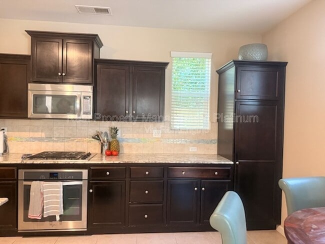 Building Photo - 1532 N Sanders Ave