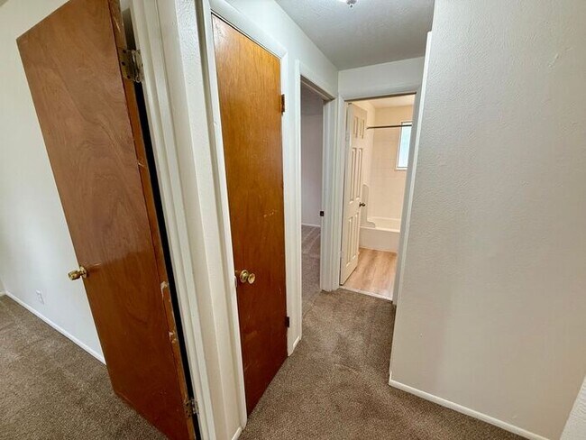 Building Photo - Cozy 2 Bed/1 Bath Duplex Near Lake Loveland!