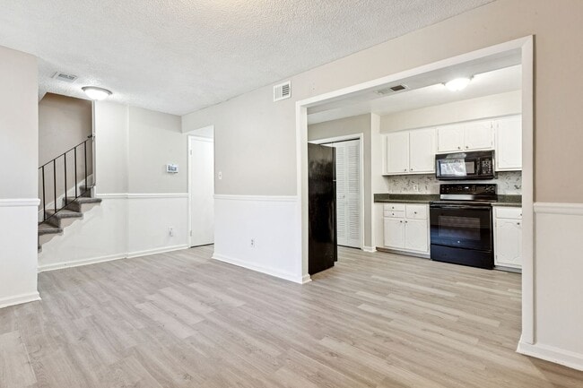 Building Photo - Move In Ready Townhome!