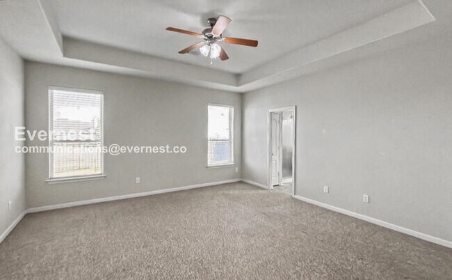 Building Photo - 3 Bed, 2 Bath Home with Fenced Yard & Garage / Pet-Friendly / Available Now!