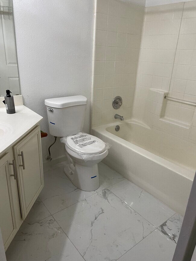 Building Photo - 2318 E Topeka Dr