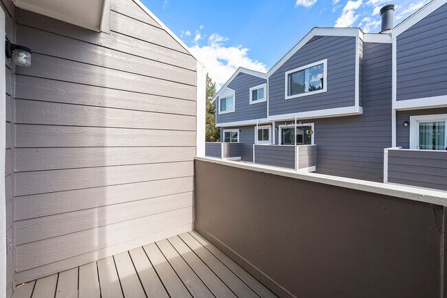 Building Photo - Loft Style Townhouse Available in Arvada!