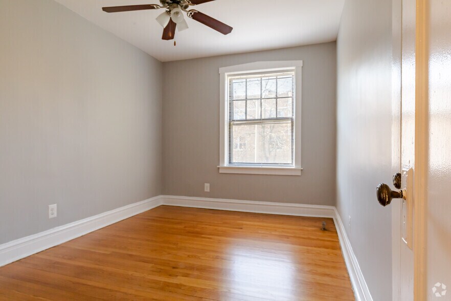 2BR, 2BA - 870SF - 238-250 Washington Blvd. and 347-357 S. Harvey Ave