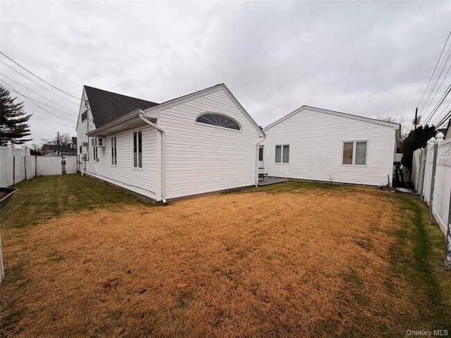 Building Photo - 12 Elves Ln