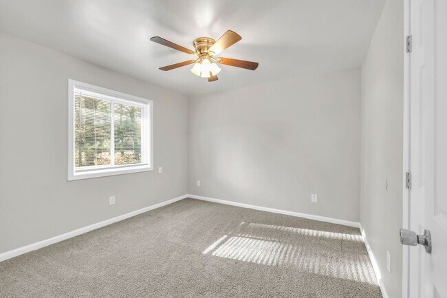 Building Photo - 1621 Line Cir
