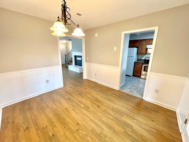 Building Photo - Beautiful Townhome in the Heart of Madison! MOVE IN SPECIAL!