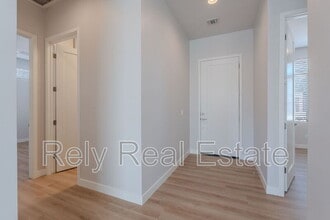 Building Photo - 6050 E Hidden Valley Dr