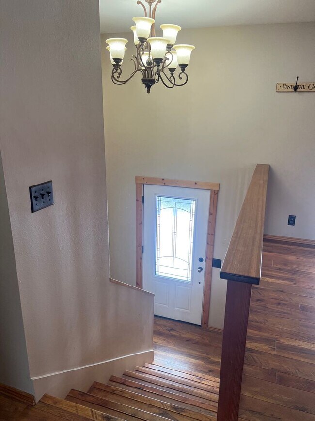 Building Photo - 702