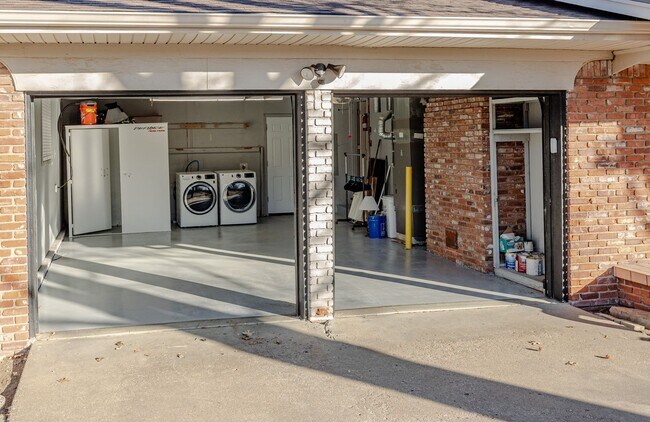 Building Photo - 3-Bed Midtown Home, Large Fenced Yard With Pool