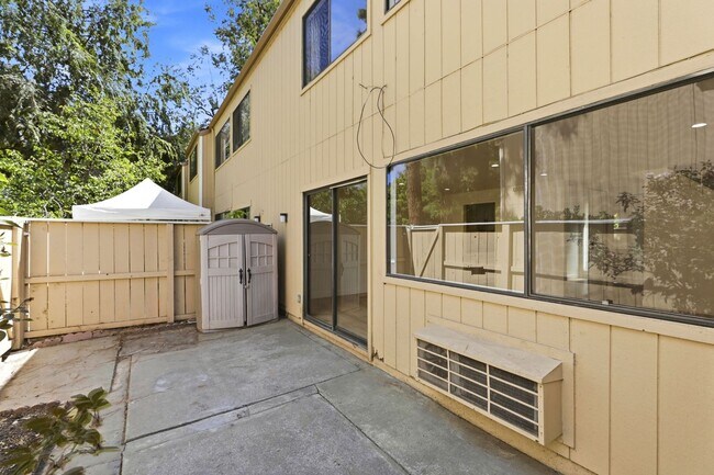 Building Photo - 3001 Kaiser Dr