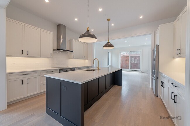 Building Photo - 901 W Cullerton St