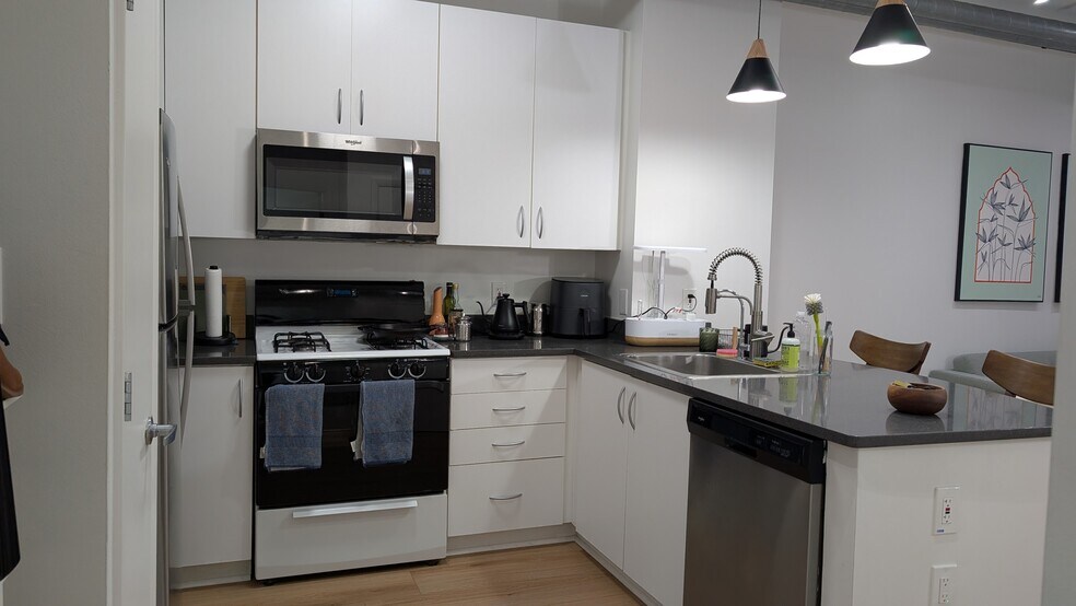 Building Photo - 1300 N St NW