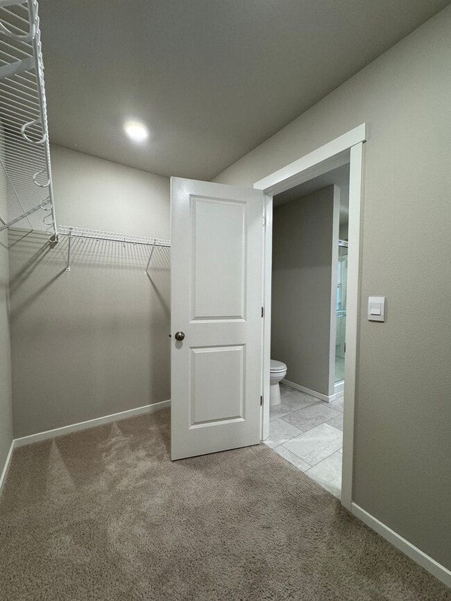 Building Photo - Modern 4-Bed Home for Rent