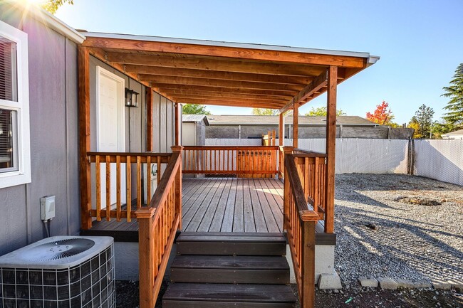 Building Photo - Cozy Home and Beautiful Spacious Yard