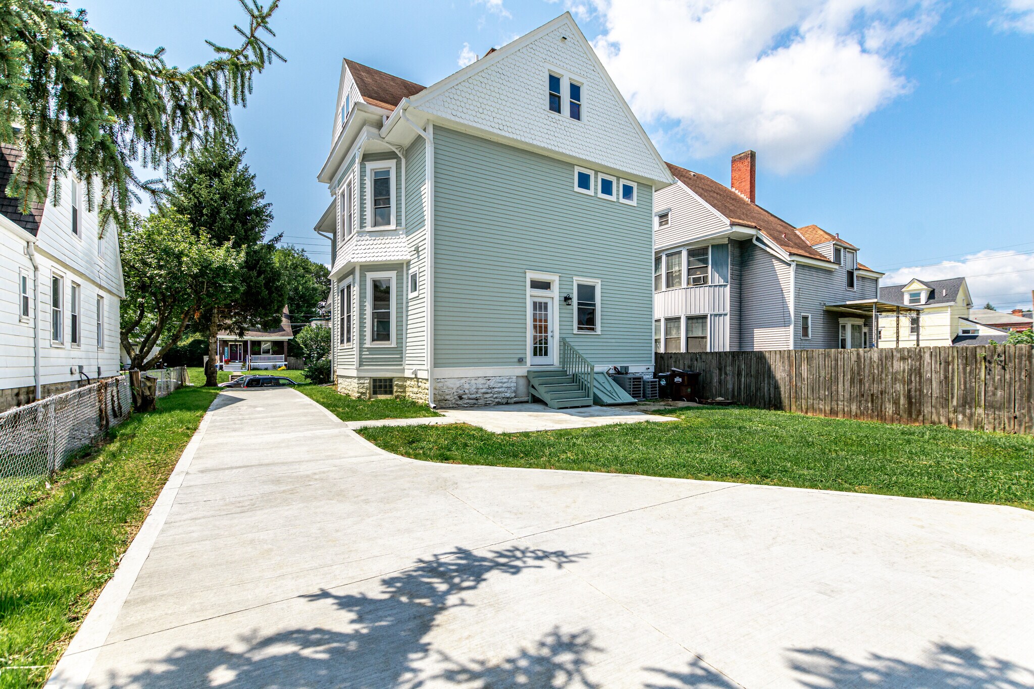 Building Photo - 1832 Hopkins Ave