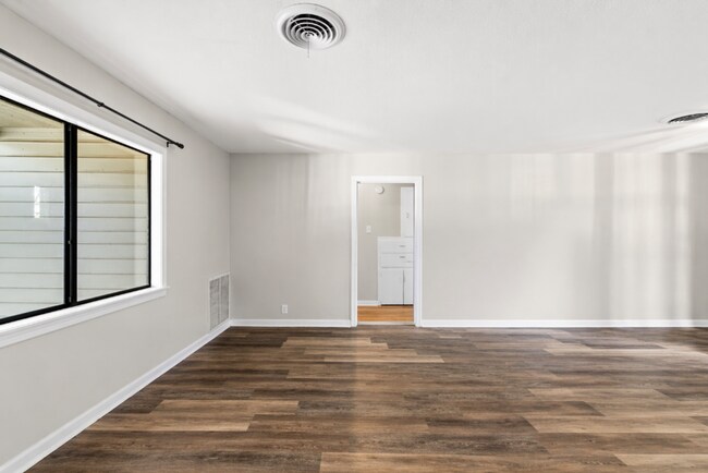 Building Photo - AVAILABLE BEGINNING OF JUNE ; APPLY ON OUR WEBSITE TODAY!!!