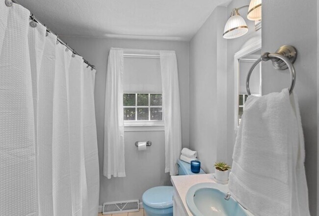 Building Photo - 58 Brandon St