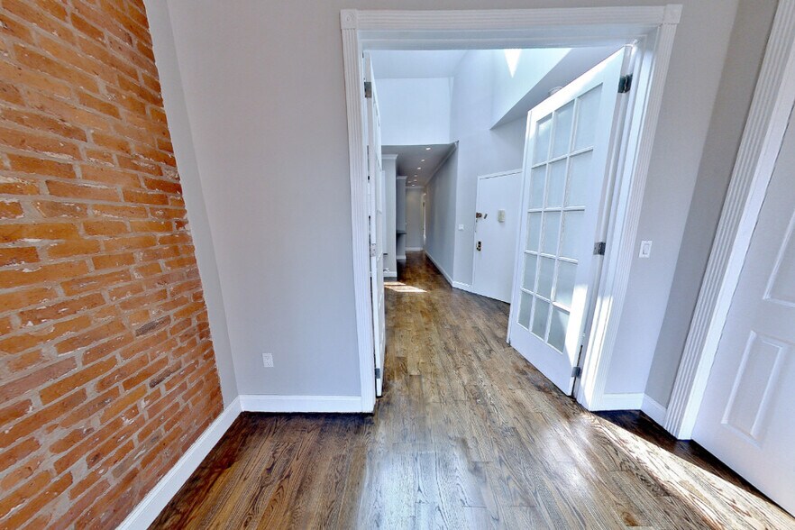 Building Photo - 206 E 83rd St